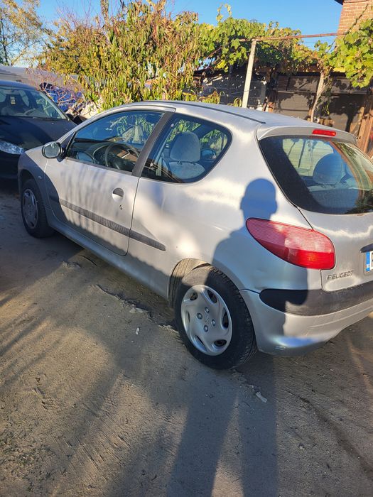 Продавам Пежо 206