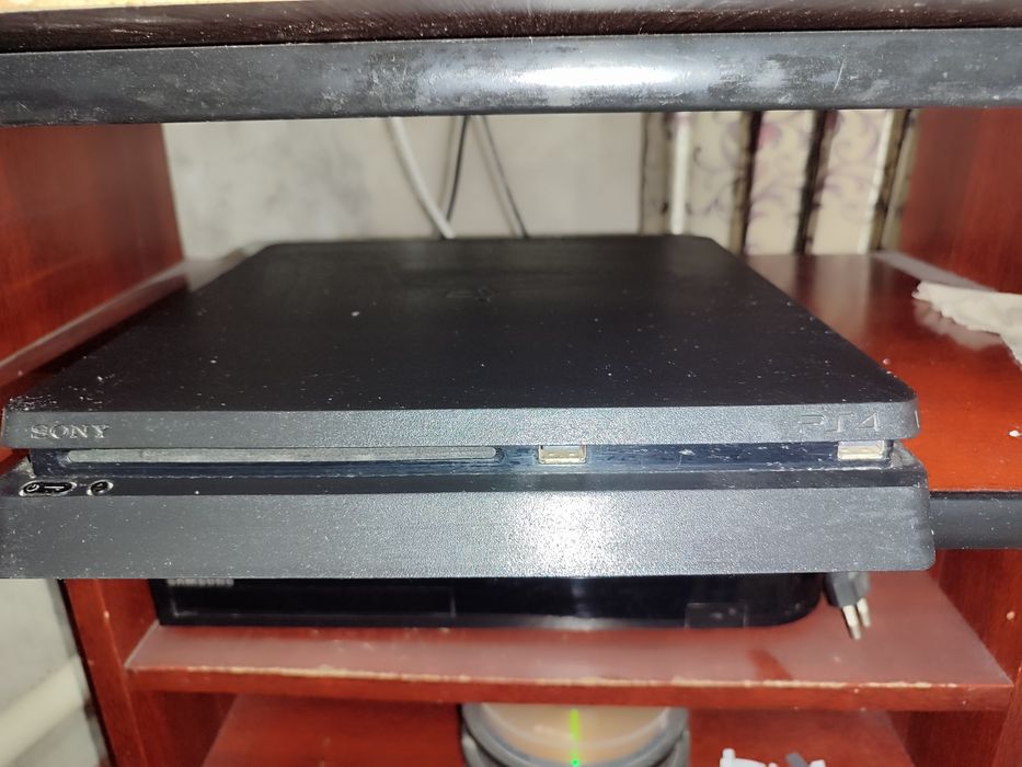 Продам Sony playstation 4 в отличном состоянии