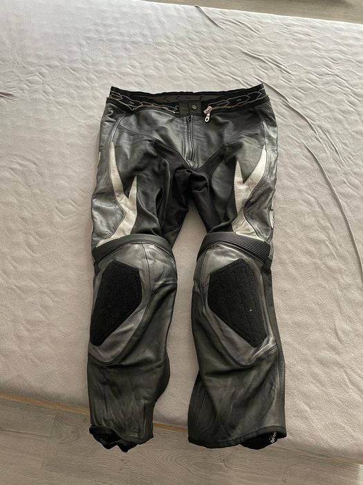 Vând costum moto din 2 piese marimea 58