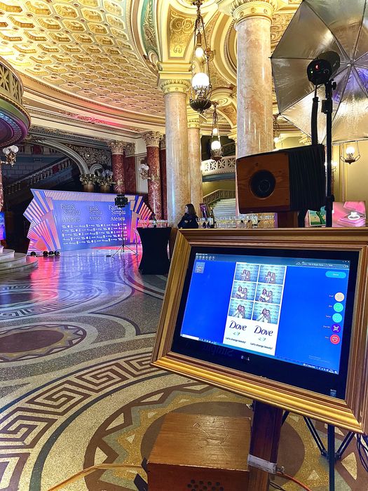 Cabina foto  platforma 360 videobooth photobooth aranjamente florale