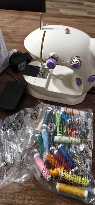 Masina de cusut  HOBBYCRAFT + multe bobine metalice