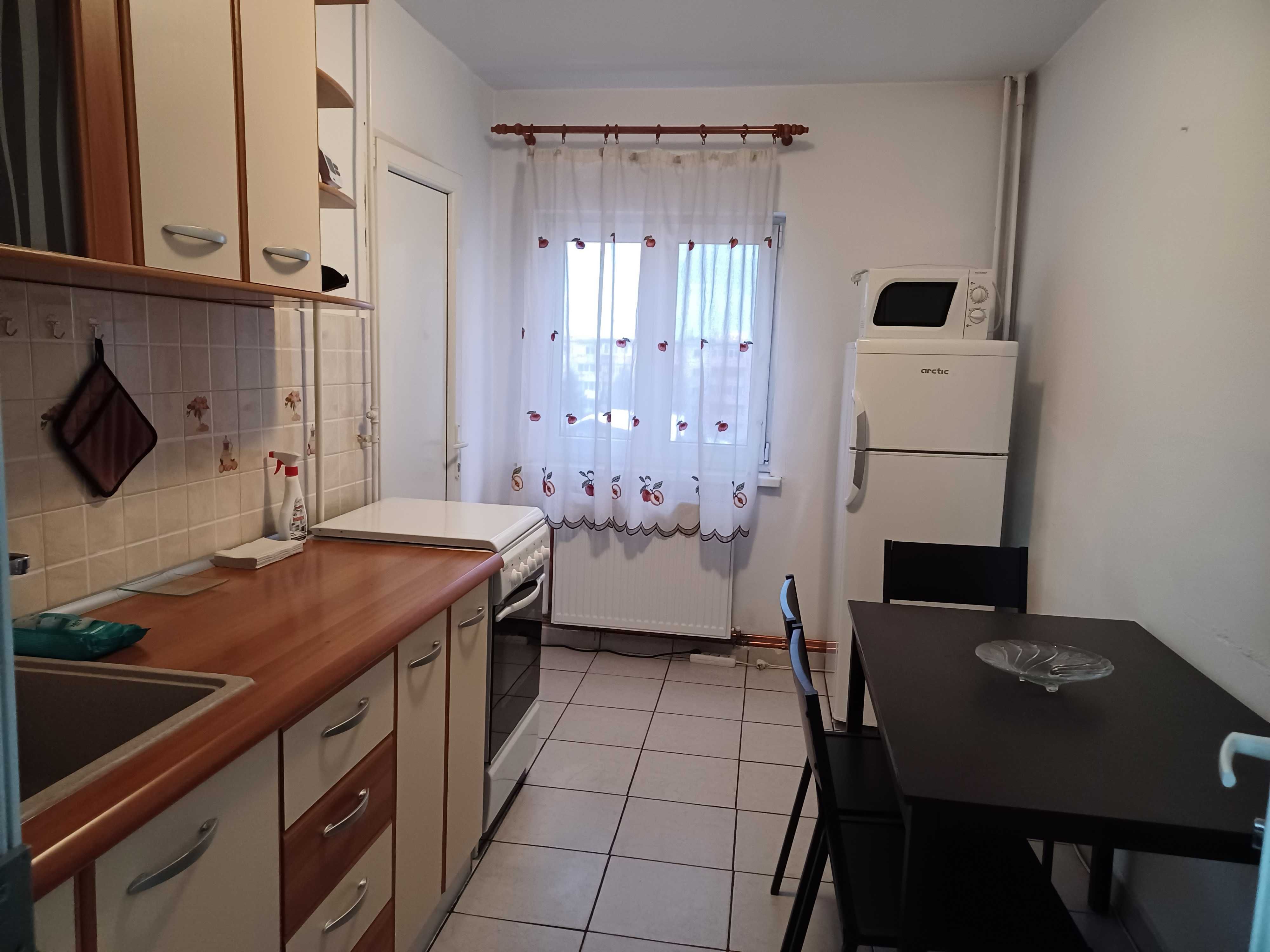 Inchiriez apartament cu 3 camere