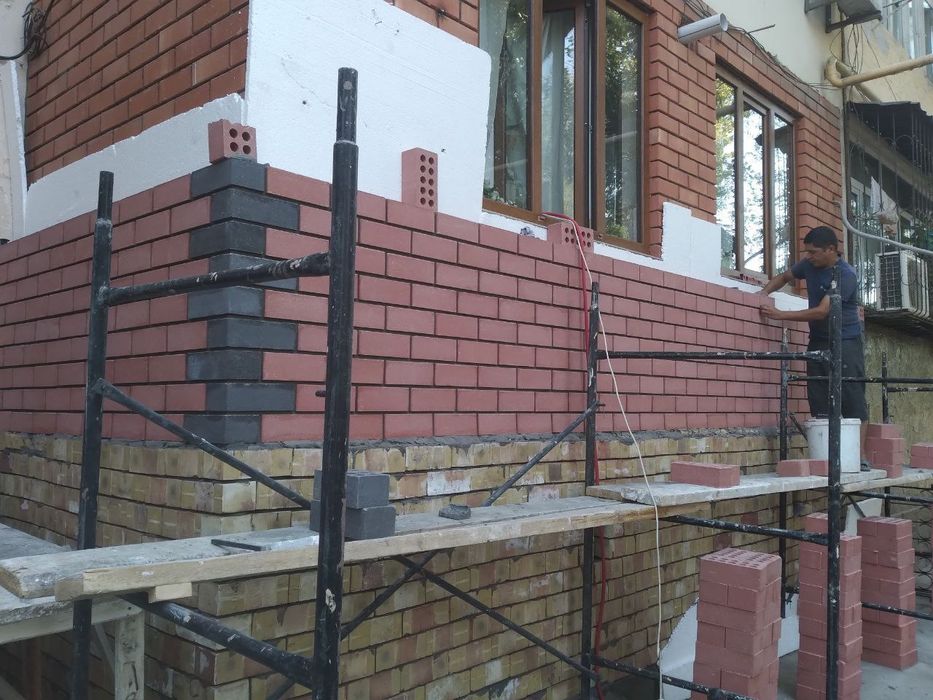 Кладка облицевочного кирпича.  Штукатурка.  Утепление балконов.