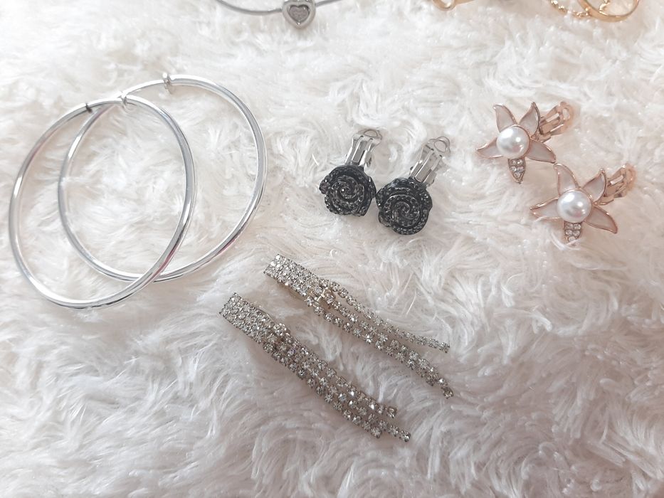 Vând Set colectie 11 cercei clipsuri + 4 inele și o brățară