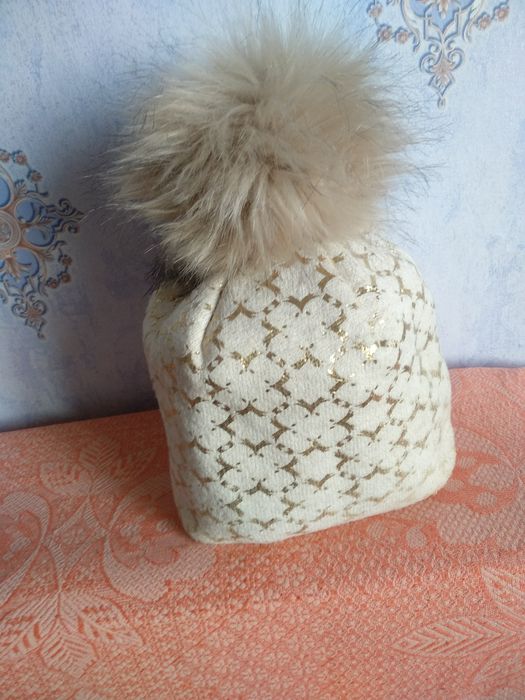 Шапка с помпоном на флисе, почти новая