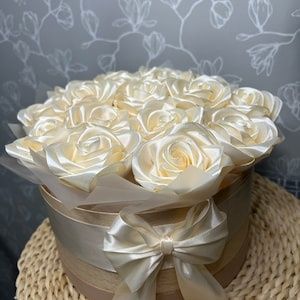 Подаръчни кутии за всякакъв повод със сатенени рози!