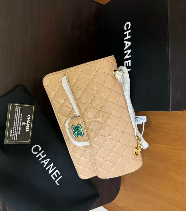 Чисто НОВА малка дамска чанта Chanel