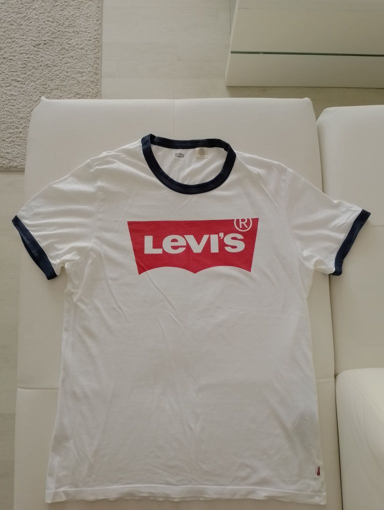 Vand tricou Levi's,produs original,marimea M,in stare buna.