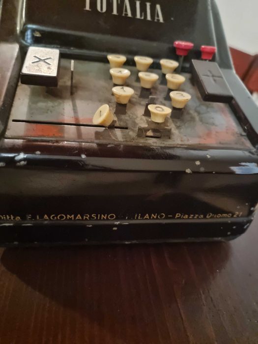 Ретро електромеханична италианска сметачна машина Totalia