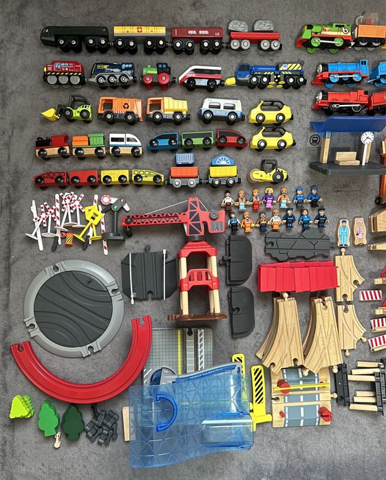 Colectie trenulete din lemn: linii, intersectii, locomotive, etc
