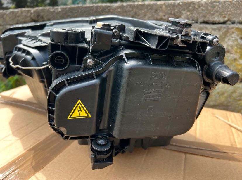 Far dreapta vw golf sportsvan bixenon led NOU