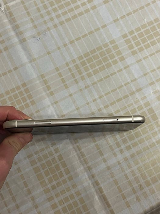 Iphone 11 64gb бял