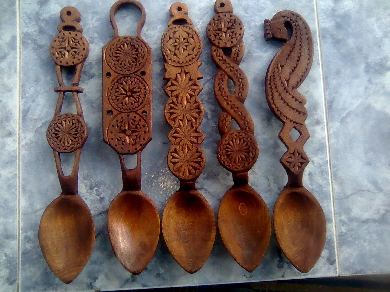 Obiecte din lemn sculptate manual
