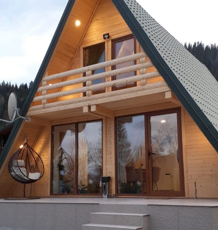 Vindem case si cabane din lemn, de tip A. Acestea se realizeaza la dim