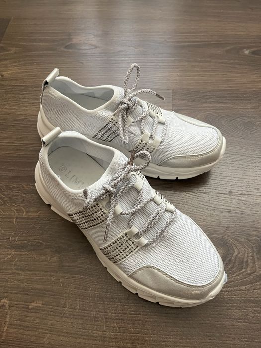 Бели маратонки с камъчета