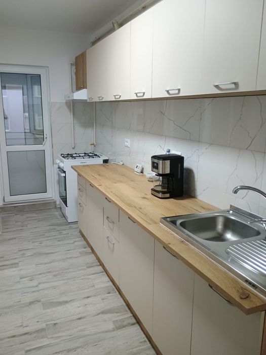 Închiriez apartament cu 3 camere