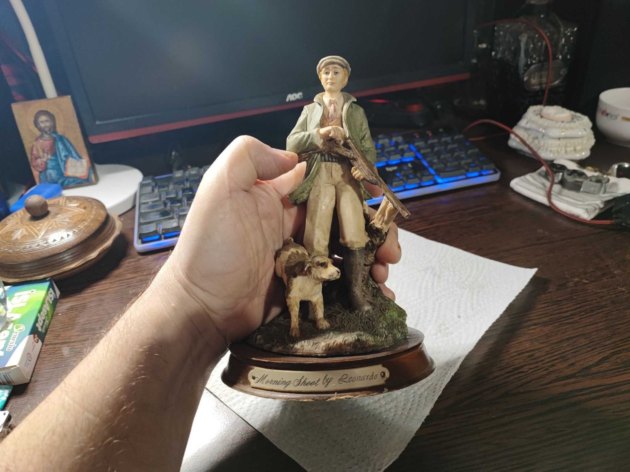 Statueta vintage cu vanator si caine