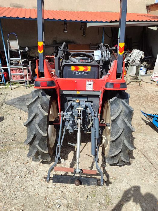 Трактор челен товарач