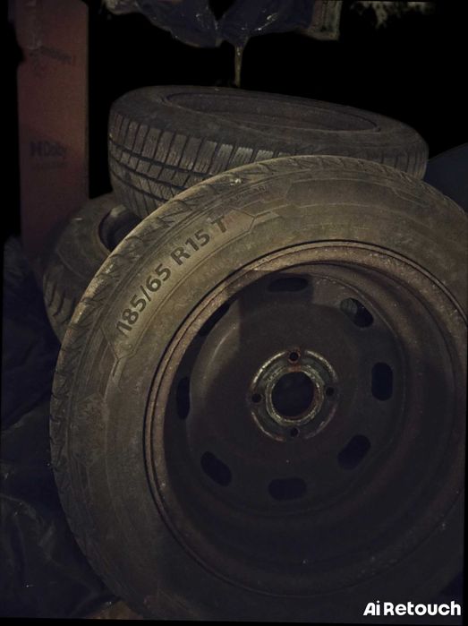 De vânzare jenți cu anvelope de iarnă uzate, mărimea 185/65R15 88T