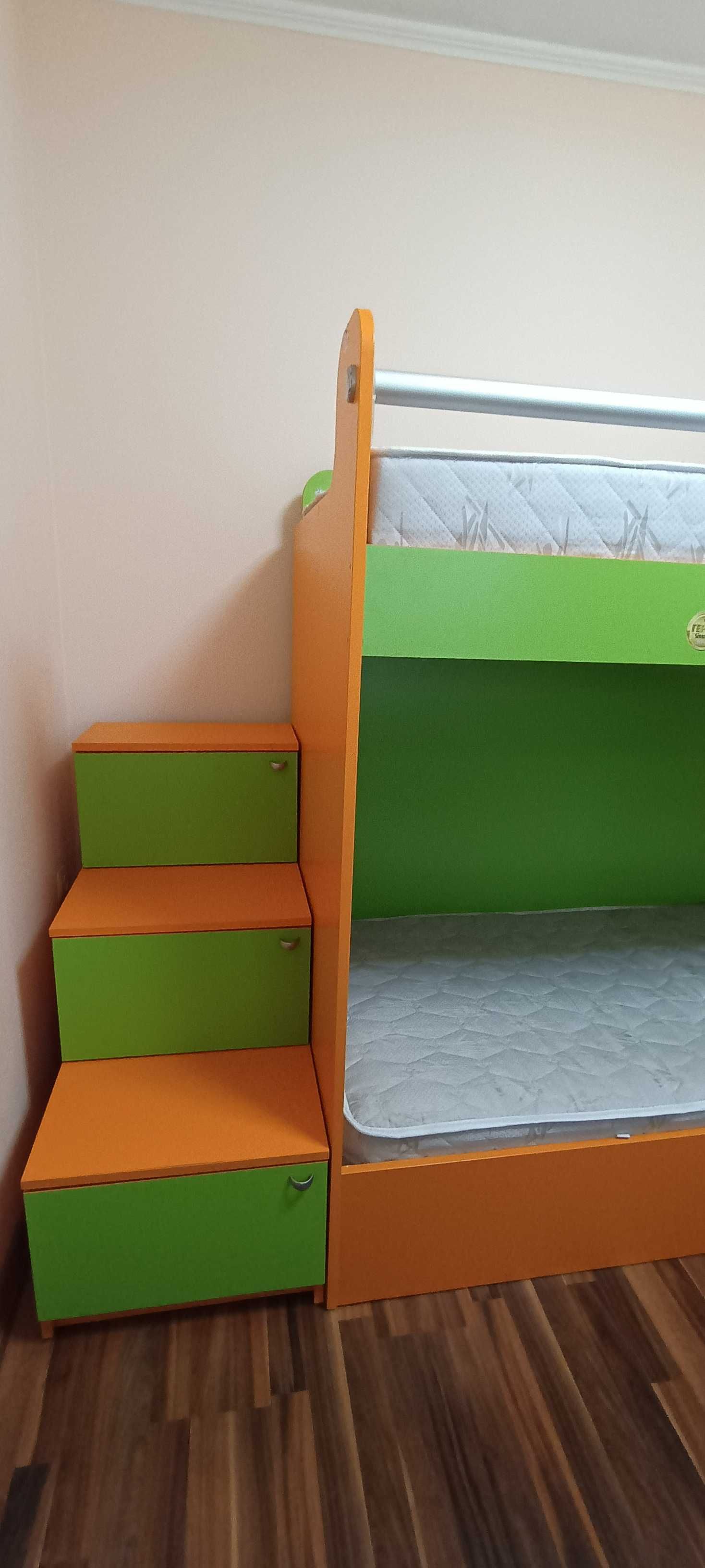 Двуетажно легло с матраци