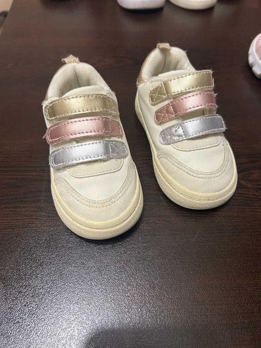 Продават се два чифта маратонки за момиченца от Н&М 20/21номер