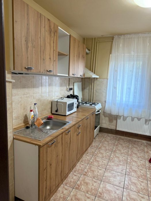 Ap zona Modern, S. Barnutiu (in spatele H. Strelitia)