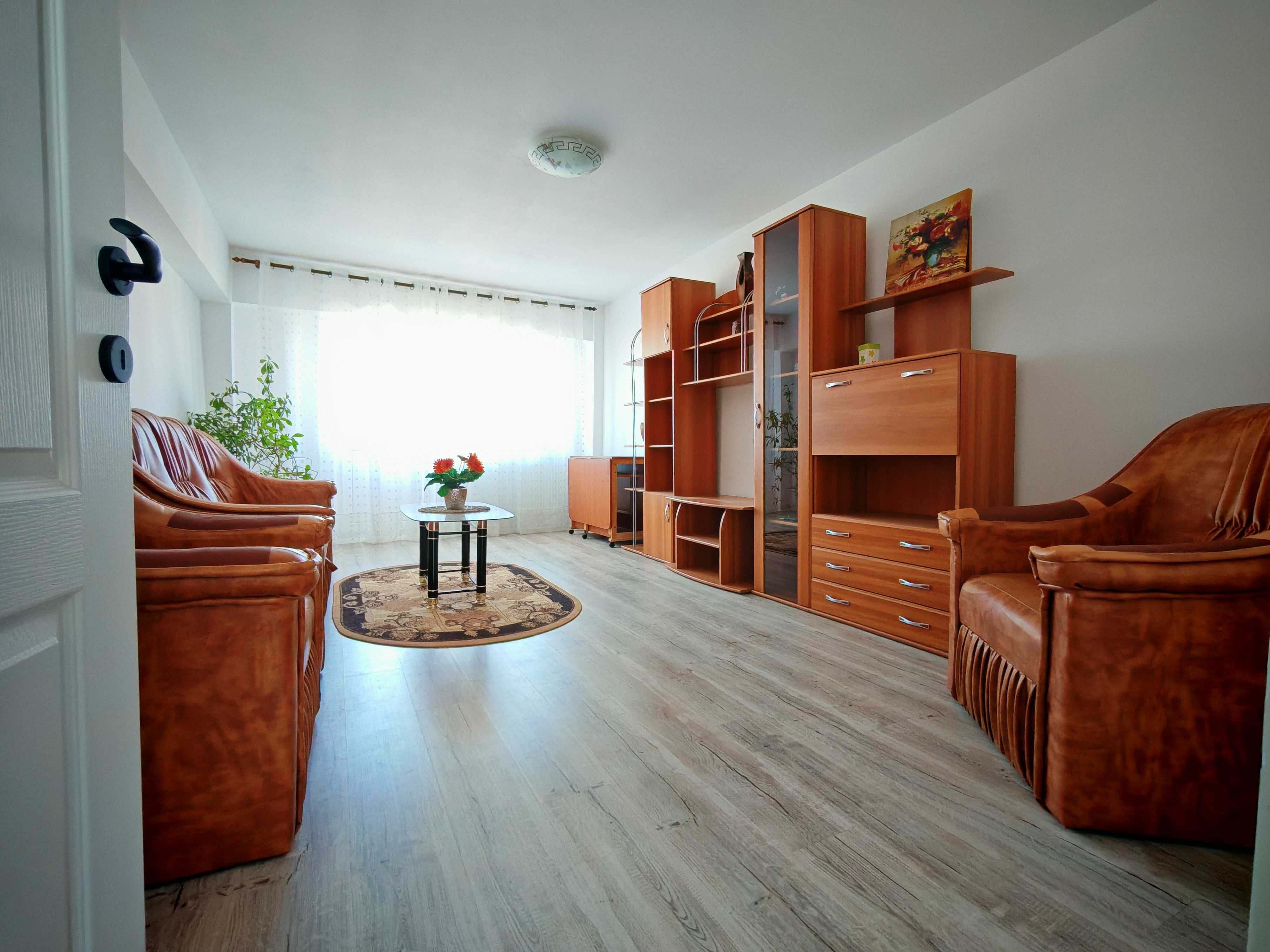 Apartament cu 2 camere, 3 balcoane, decomandat, situat în Micro 3