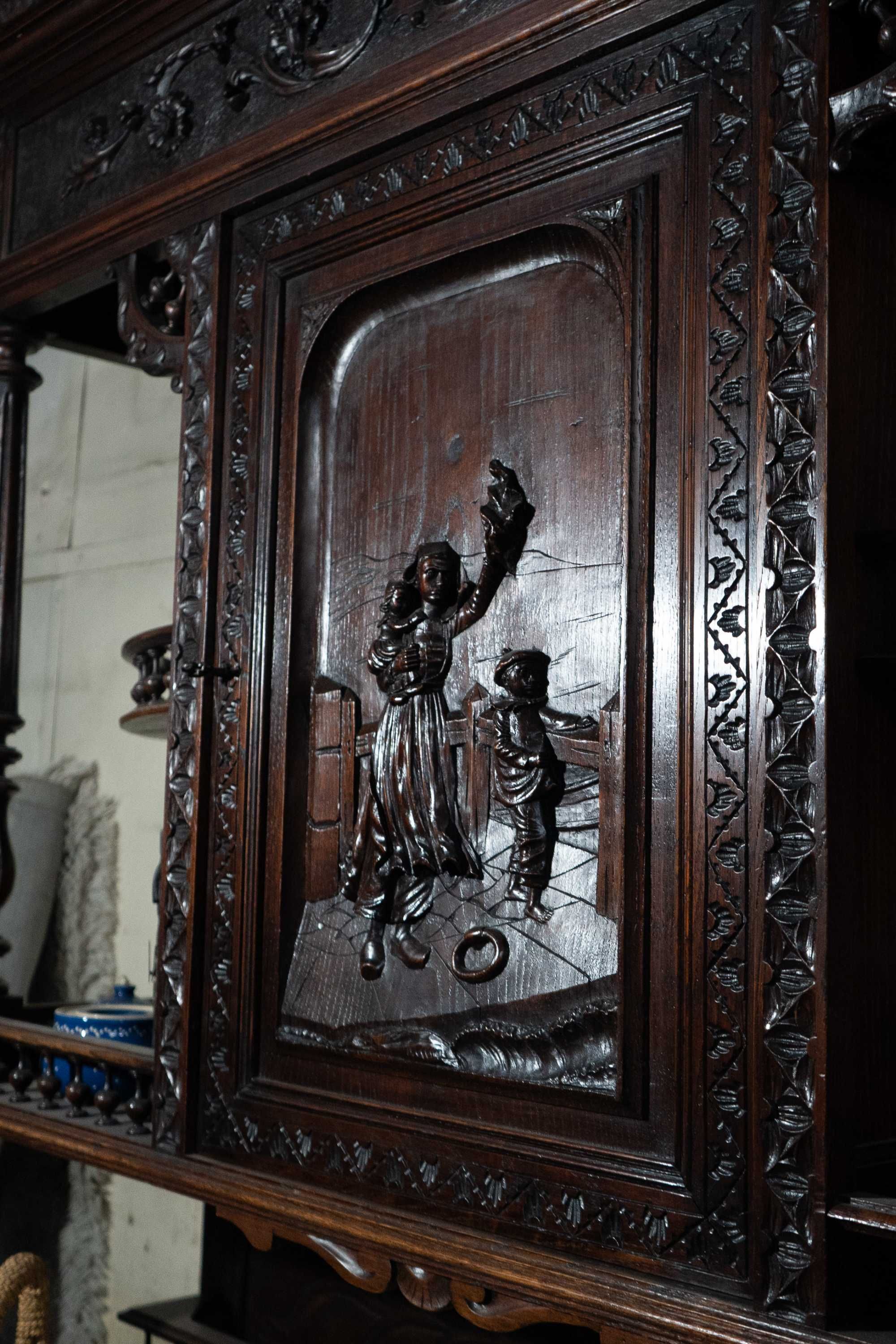Античен шкаф с орнаментална резбовка