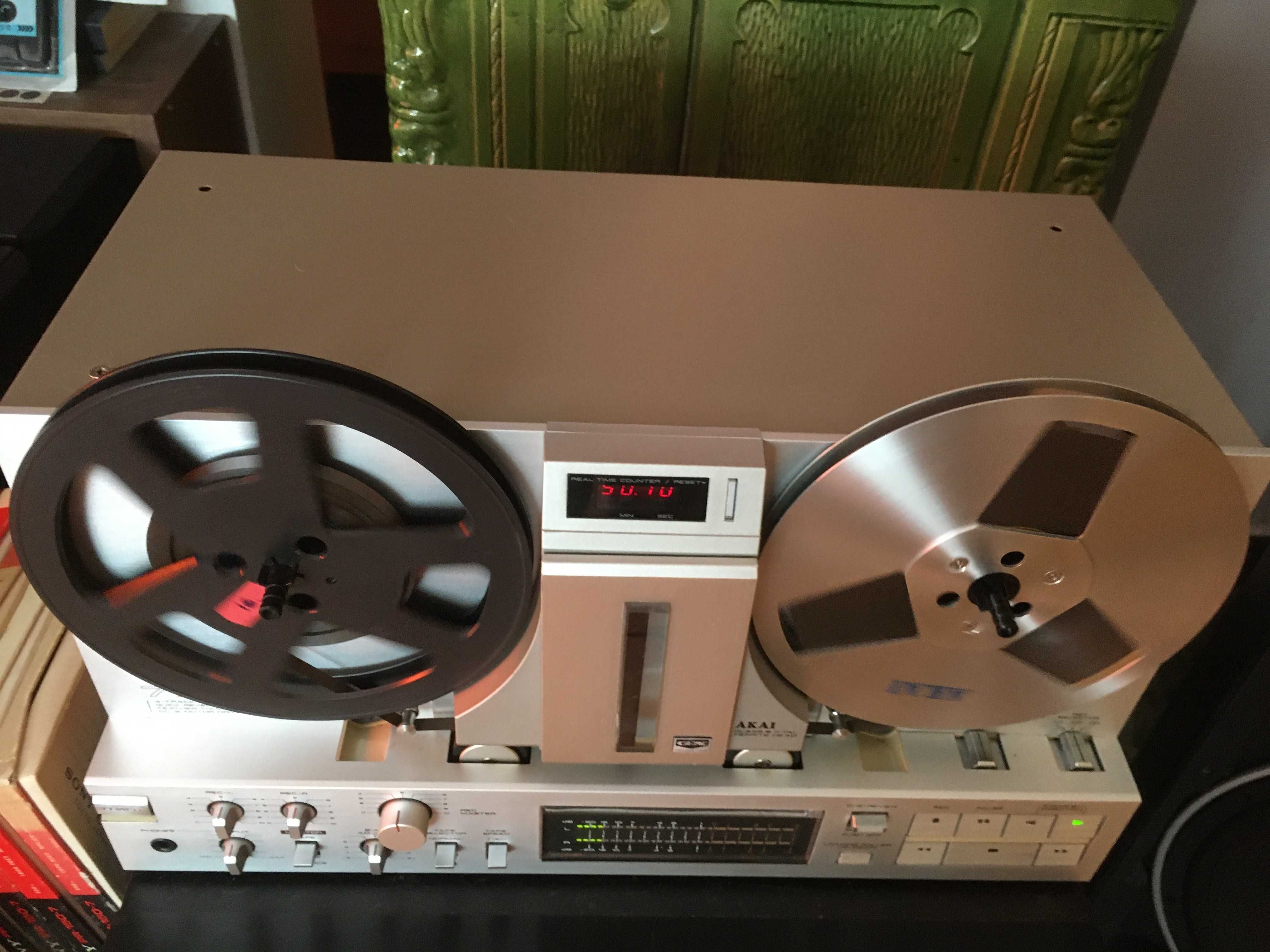 AKAI GX77 in stare buna de functionare, dar fara capacul rabatabil.