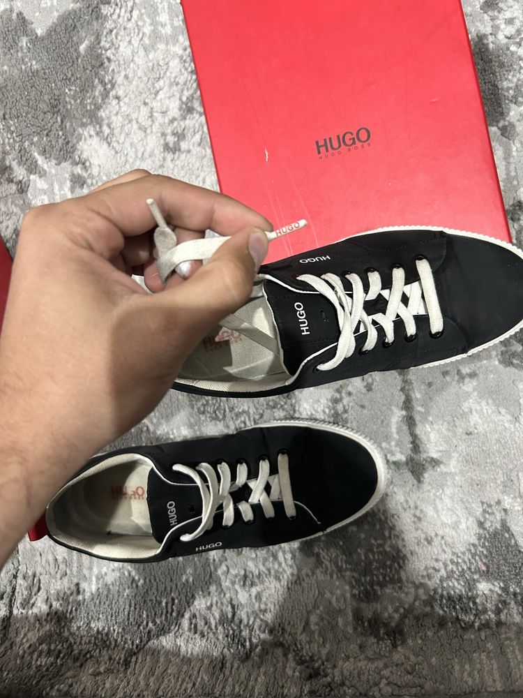 Маратонки Hugo...