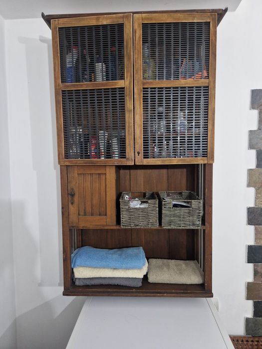 Dulap din lemn masiv si elemente metalice