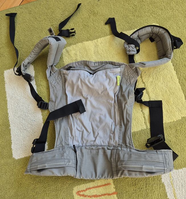 Раница за бебеносене със смукалки