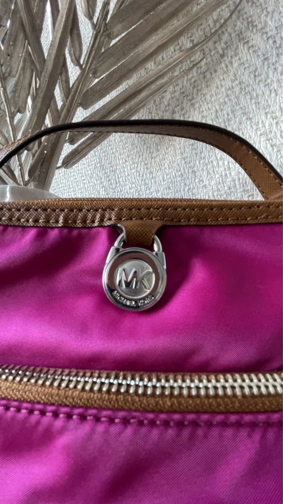 Нова чантичка Michael Kors 20х18.5см