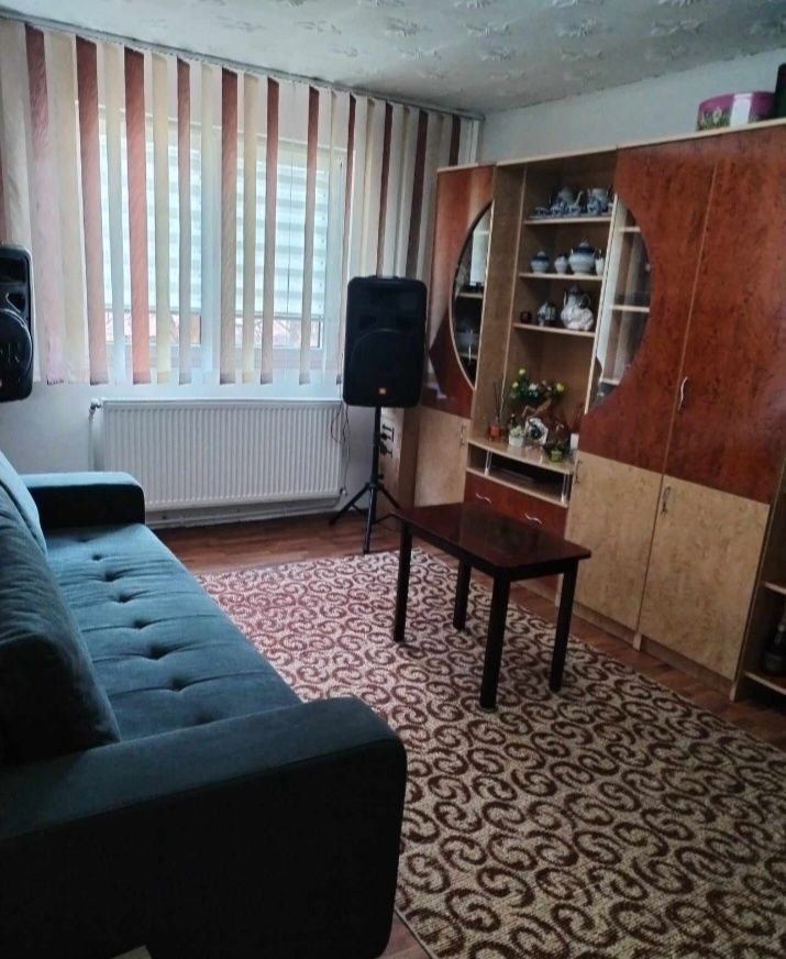 Vând Apartament cu 3 camere...