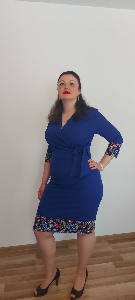 Rochie albastru regal cu broderie florală