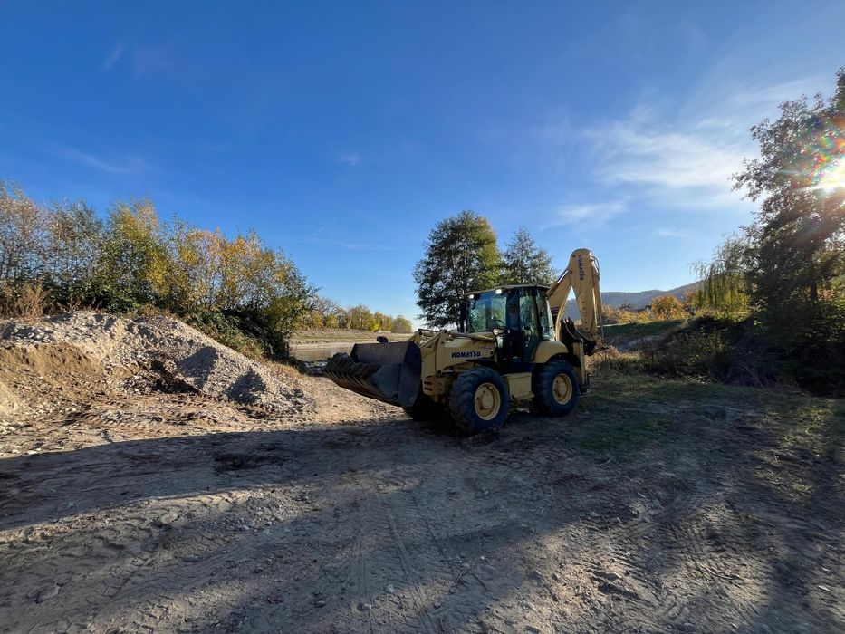 Vând buldoexcavator komatsu wb93s