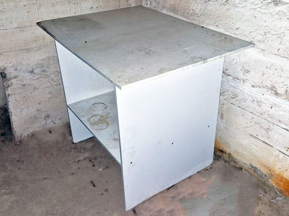 Продам стол разделочный с полкой из ЛДСП. Кухонный стол