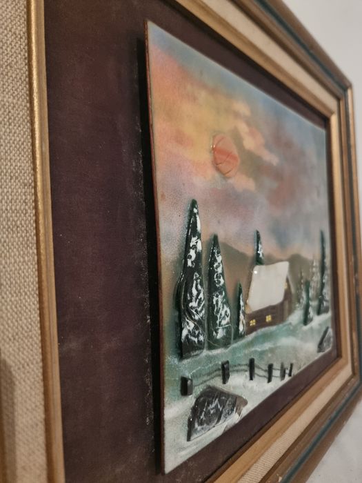 Tablou ceramic emailat, datat 1934, scenă de iarnă cu cabană