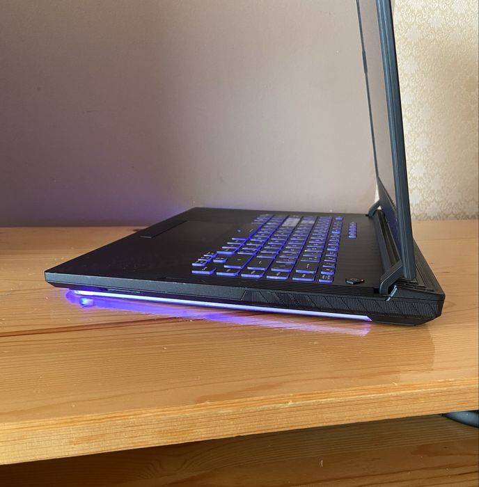 Продавам геймърски лаптоп Asus ROG Strix G512L_GS12LI