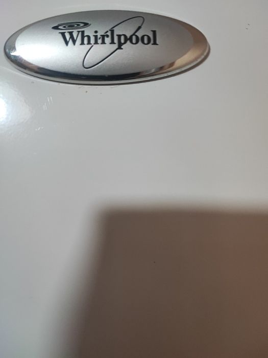 Продавам хладилник с фризер whirlpoor