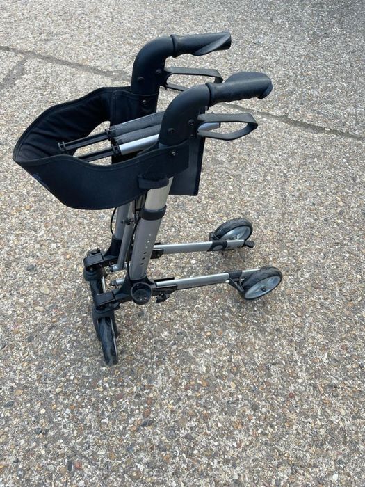 Premergătoare / cărucioare cu rotile pentru bătrâni