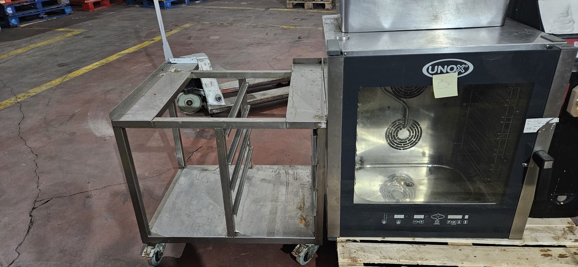 Frigider inox și cuptor, mese calde, mese reci, tăvi inox
