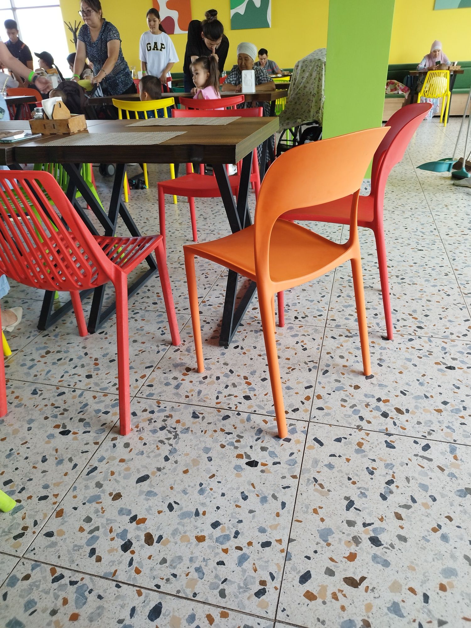 Пластиковая мебель,столы,стулья для кафе