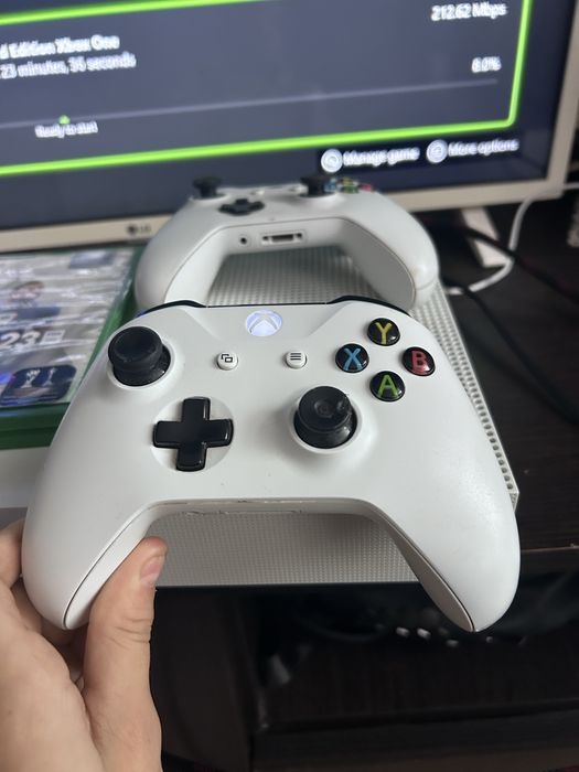 Xbox one cu 2 controllere si un fifa 23