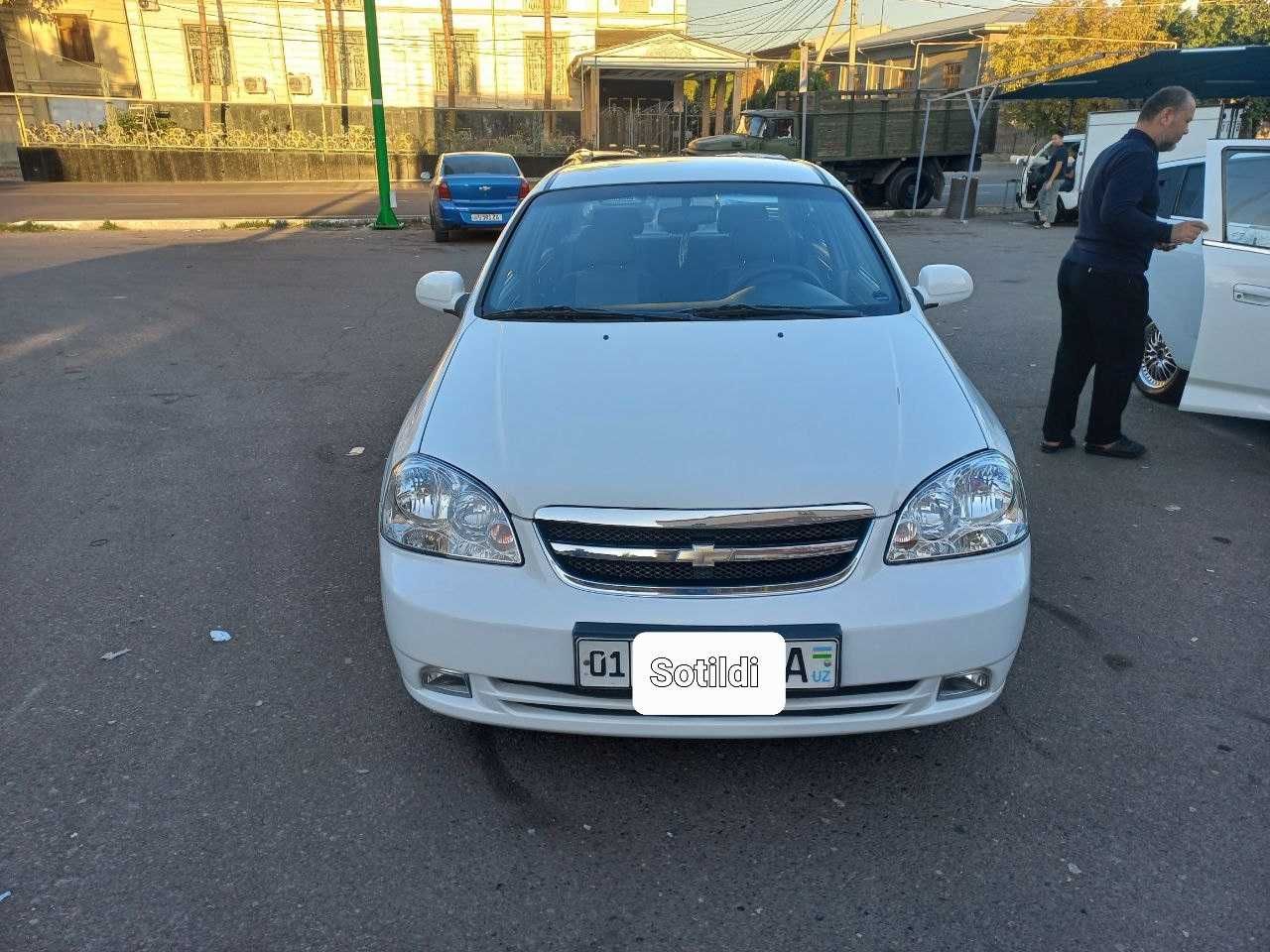 Sotildi Lacetti  2013 Rangi oq mexanika  metan gaz