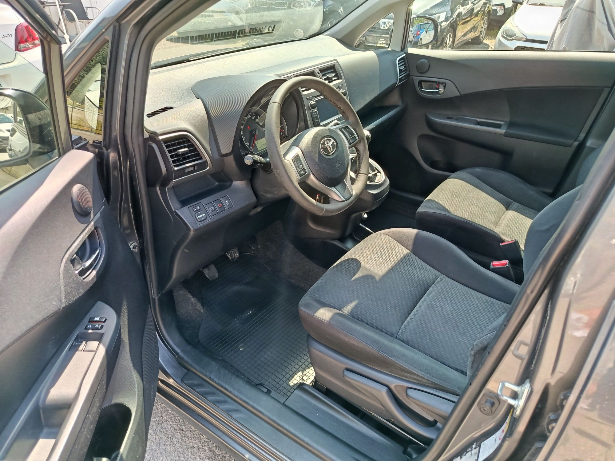 Продавам Toyota verso s