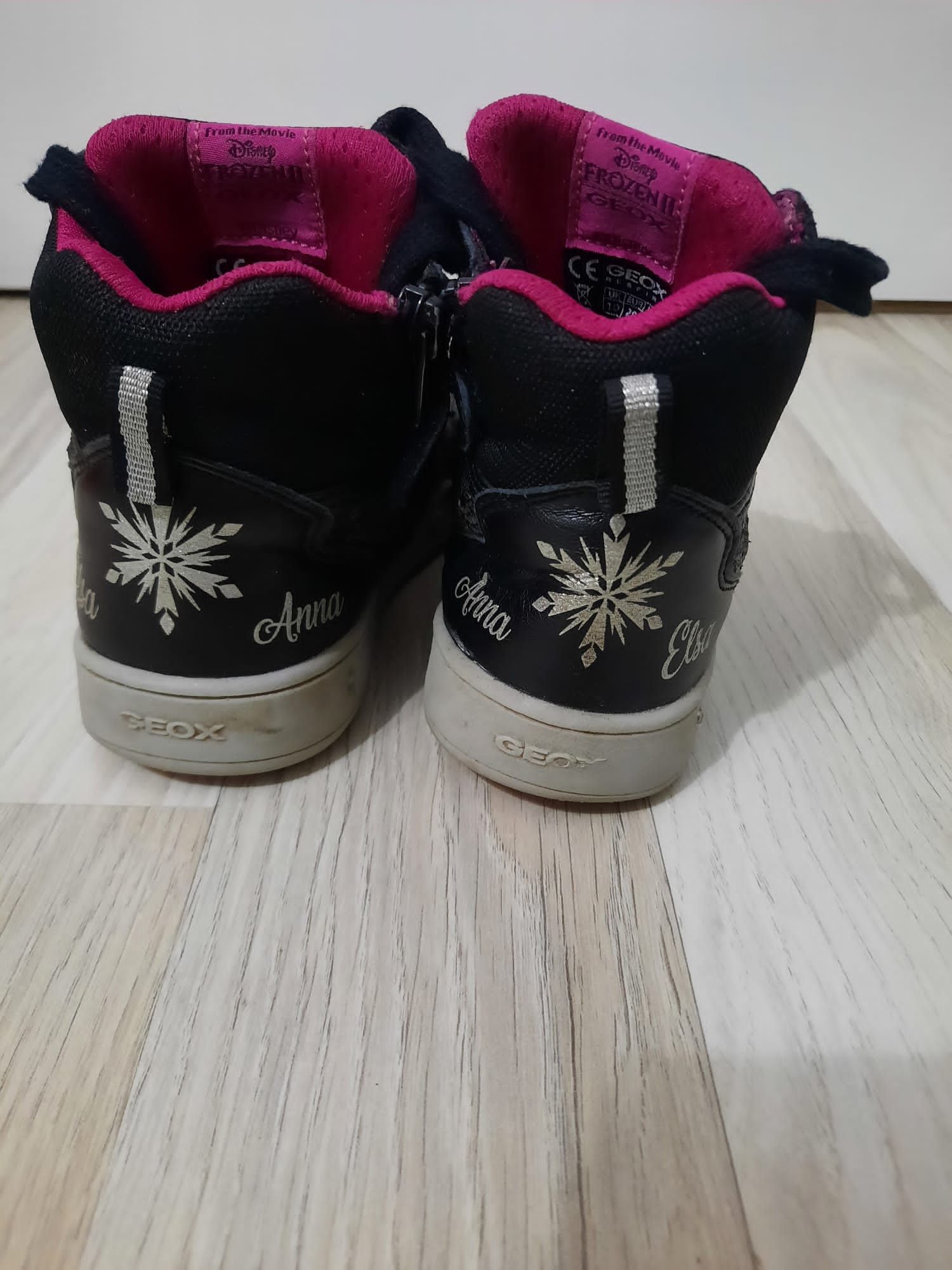 Vand o pereche de sneakers