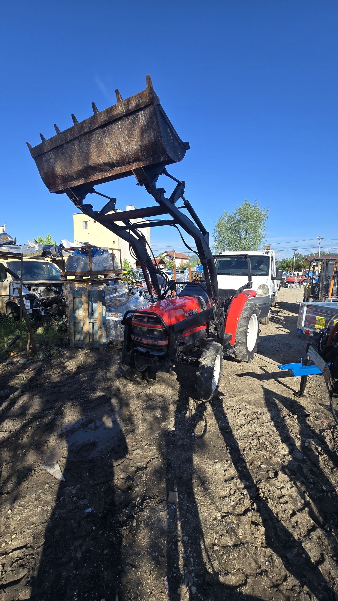 Tractor japonez cu incarcator frontal cupa și freza