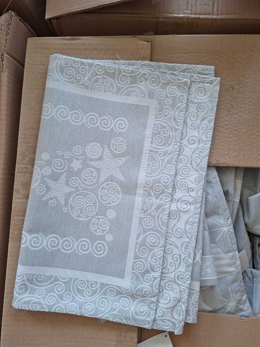 Продавам коледни покривки и тишлайфери