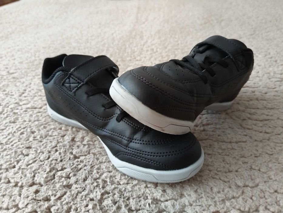 Детски обувки за футзал 100, черно-сиво, Kipsta - 36 номер